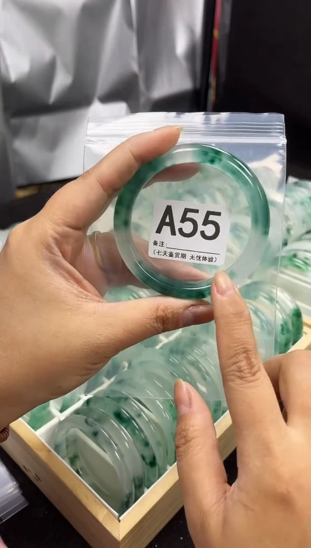 【闪购商品】石英岩玉手镯未镶嵌A55