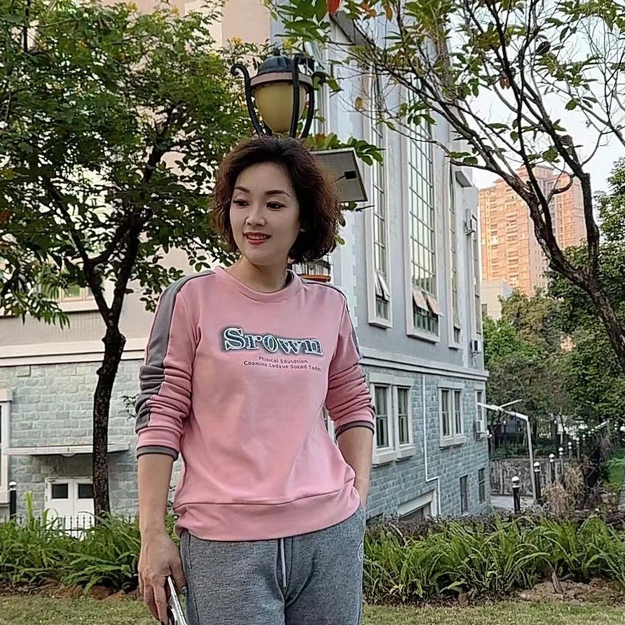 【卿她】拼色德绒卫衣2024冬装新款女时尚圆领字母带钻休闲上衣长袖