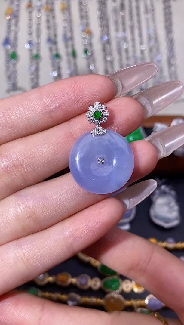 颈饰18K金镶嵌翡翠吊坠