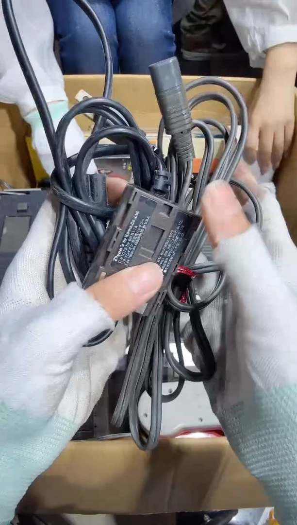 8新酱**夫  023 中古商品，瑕疵品，不保好坏。