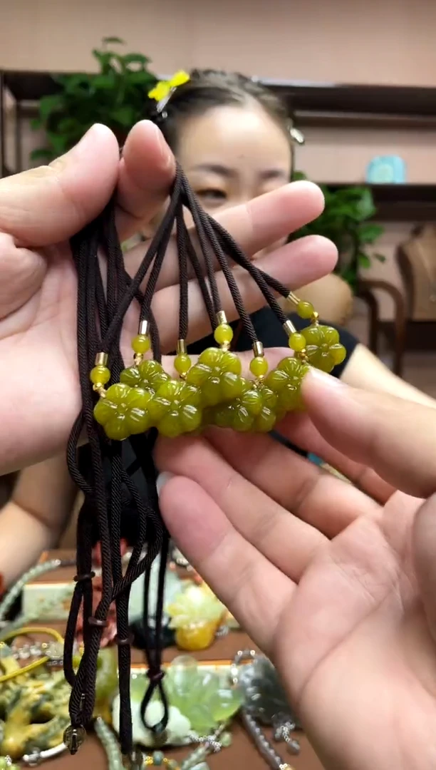 未镶嵌岫玉吊坠多样性发货发其中之一