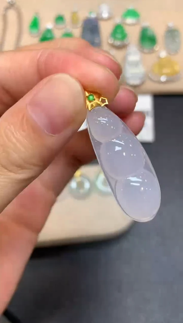 颈饰18K金镶嵌翡翠福豆【无服务费