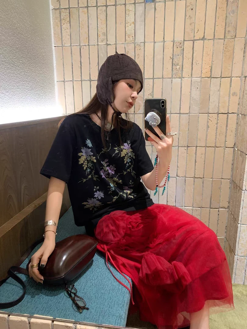 周美美 怪诞少女复古花卉黑色花朵印花圆领短袖T恤
