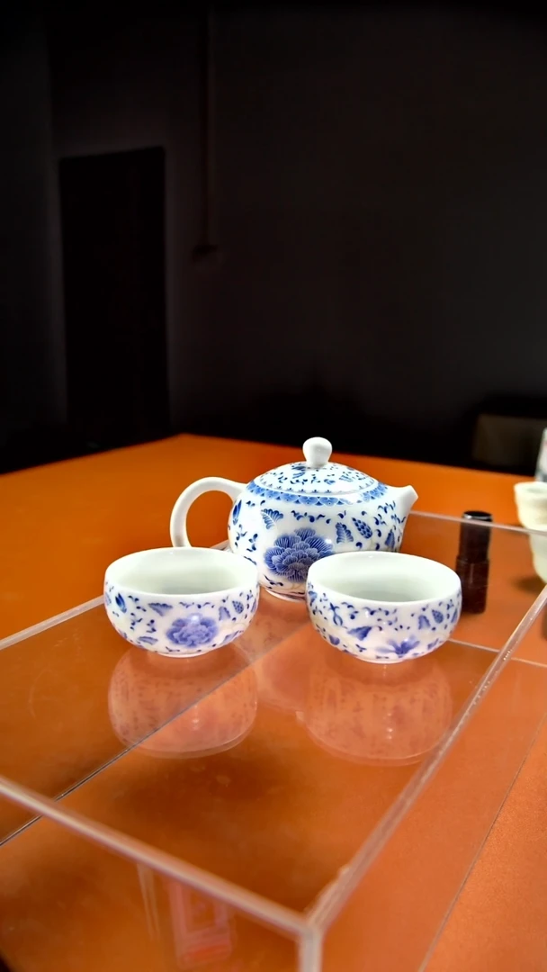 其他陶瓷《言泥陶瓷》新品描银缠枝莲壶带两杯