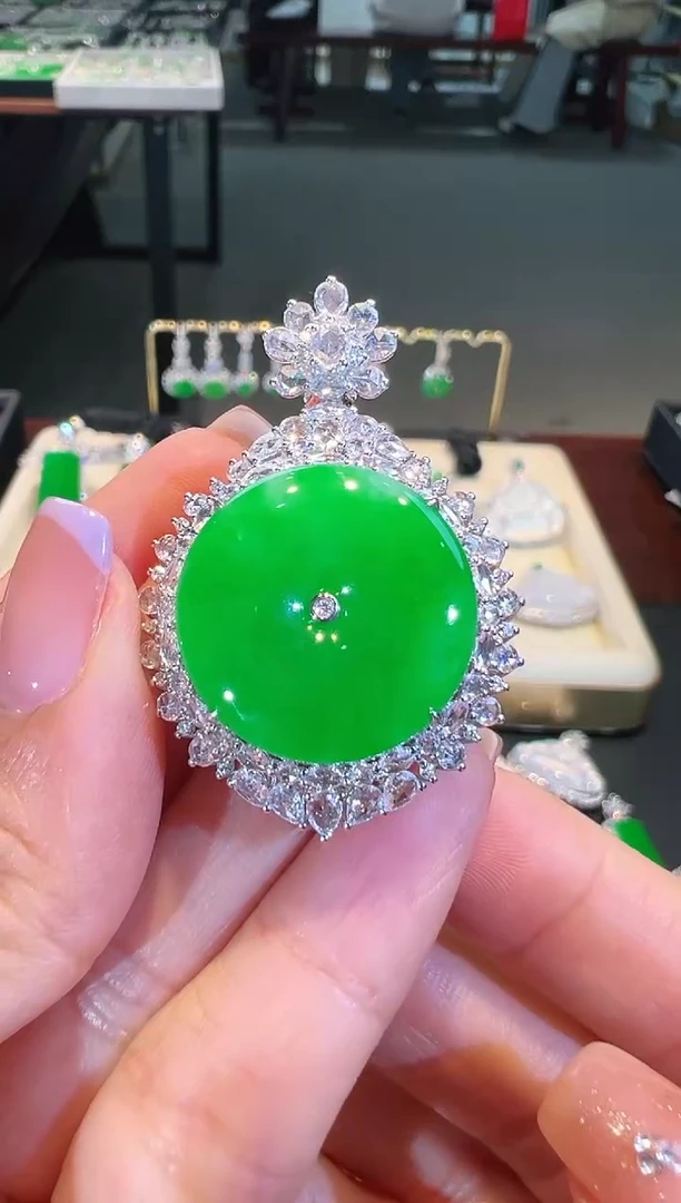 【闪购商品】翡翠吊坠(不含链)18K金镶嵌翡翠