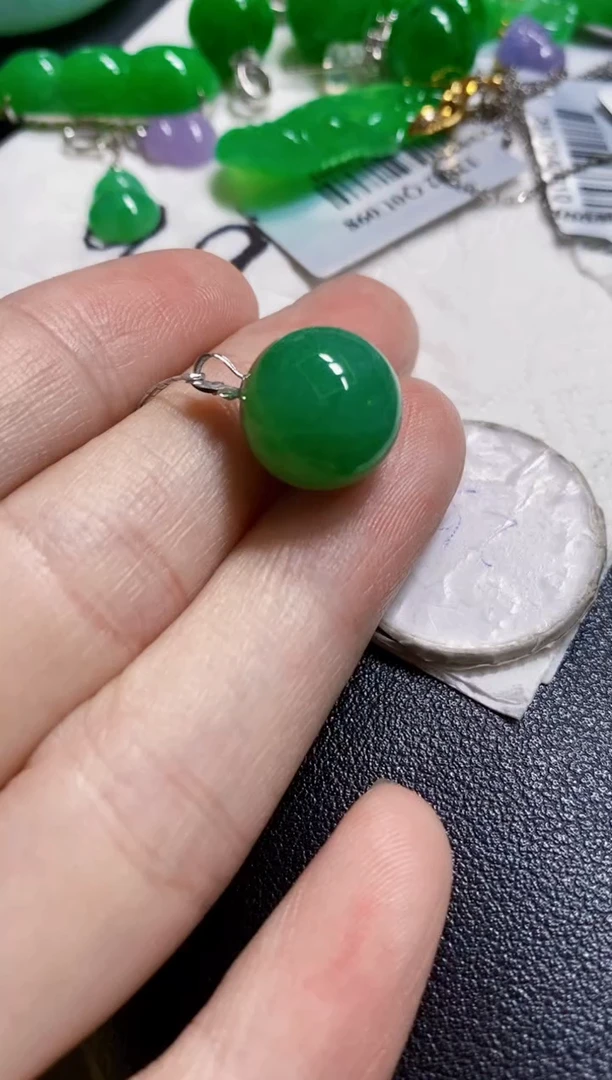 颈饰18K金镶嵌翡翠珠子