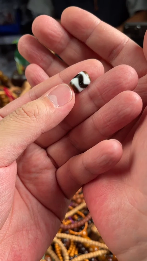 玛瑙/玉髓.未镶嵌王胖子文玩工作室虎牙配饰珠