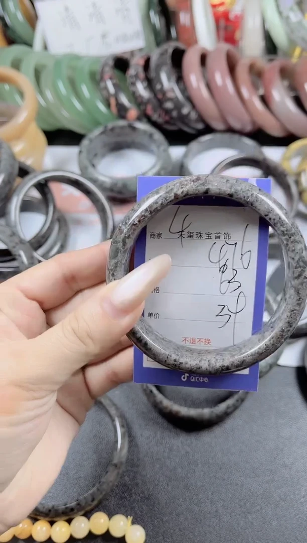 未镶嵌手镯石英质玉476