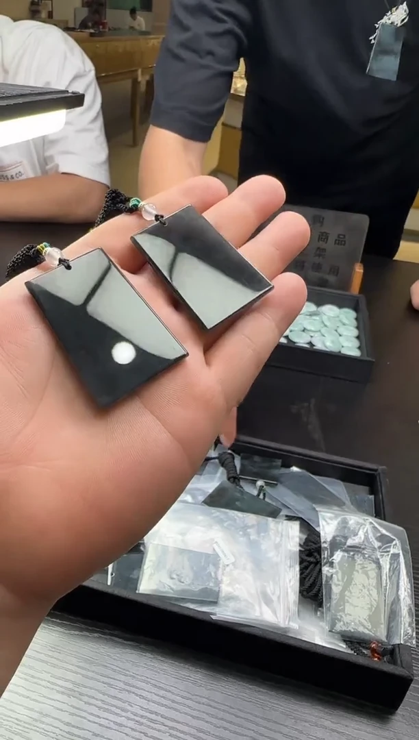 翡翠未镶嵌颈饰ZYC23（多样性发货一个）