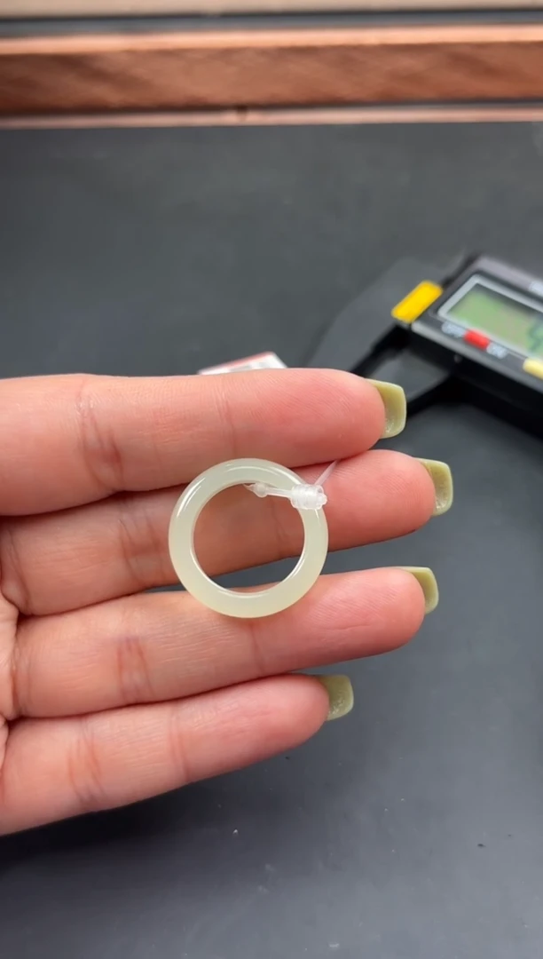 和田玉戒指未镶嵌且末微色差近矿16+戒指