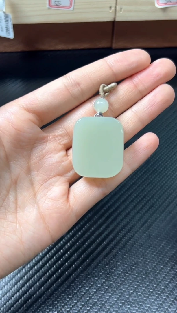 吊坠(赠链)未镶嵌和田玉家****王且末微色差迪克兰一细吊坠