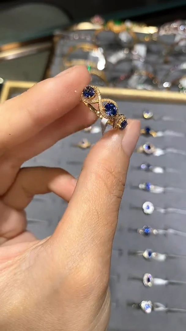 戒指蓝宝石18K金镶嵌