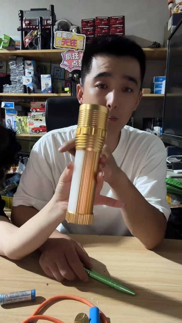 金黄色合金手电带电池