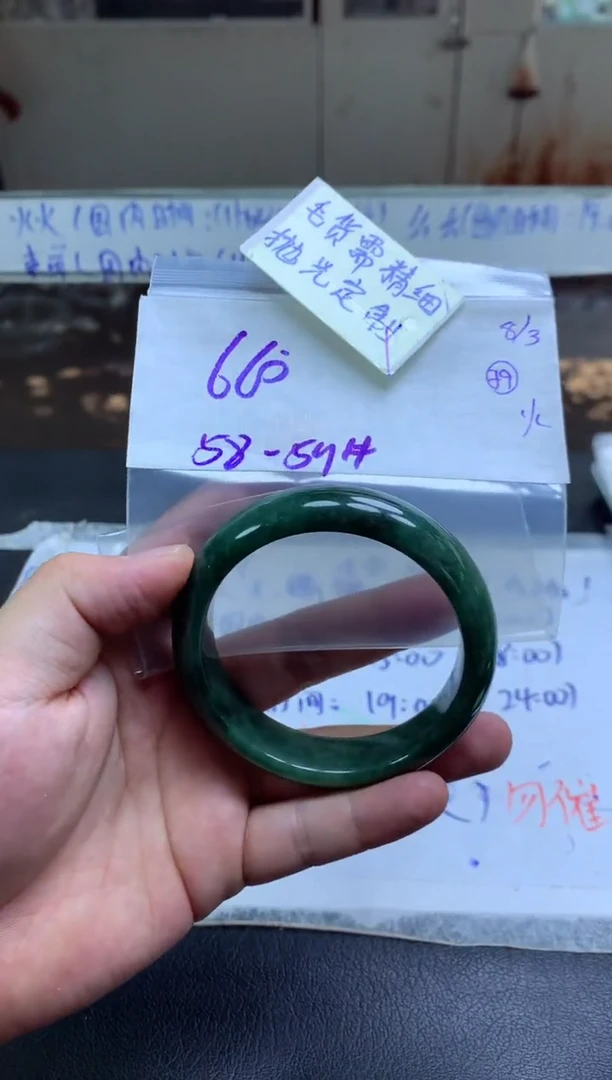 【闪购商品】定制翡翠未镶嵌手镯毛货需精细抛光+多人+660元