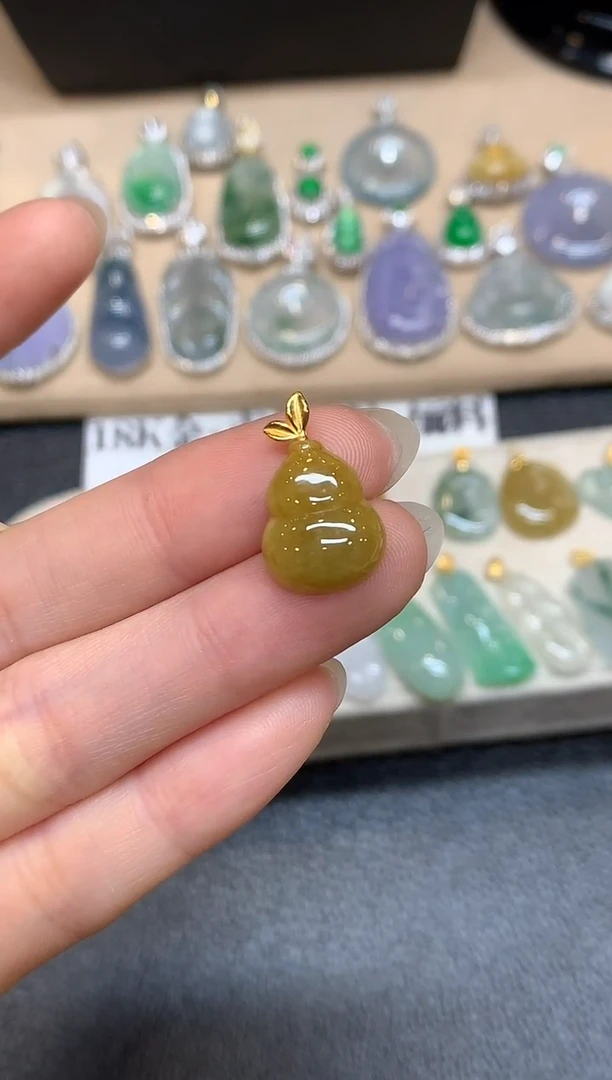 吊坠(不含链)18K金镶嵌翡翠葫芦【无服务费