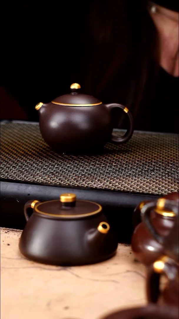 茶壶紫砂四号井茄皮紫泥描金小西施130cc