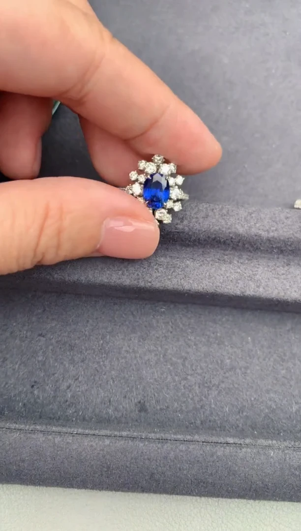 戒指蓝宝石18K金镶嵌1.8ct蓝宝石   GD