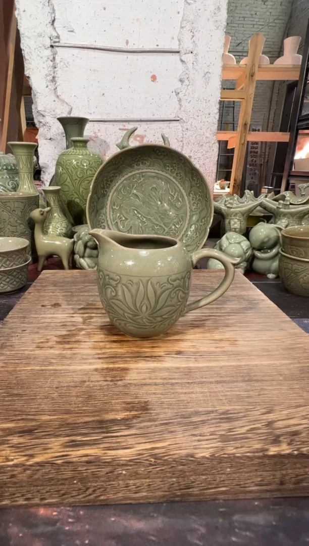 微瑕耀州窑莲纹鹰嘴公道杯