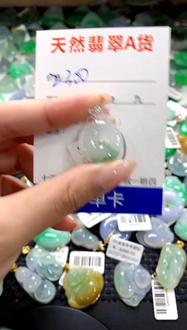 颈饰18K金镶嵌翡翠1