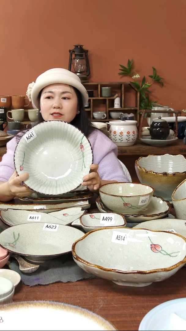 陶瓷A641 一只手绘荷花黑点线条敞口碗26*8可能微瑕