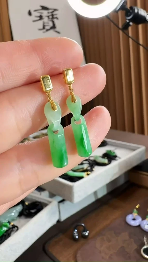 18K金镶嵌翡翠耳饰耳饰