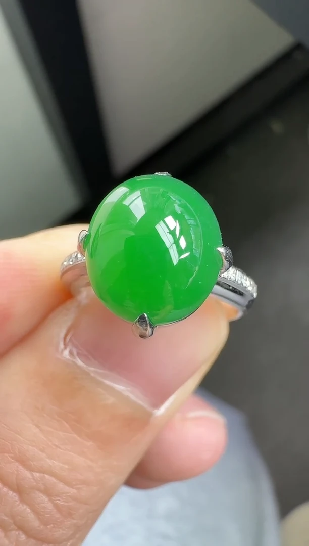 18K金镶嵌戒指翡翠以*寄售回流，24小时鉴赏期