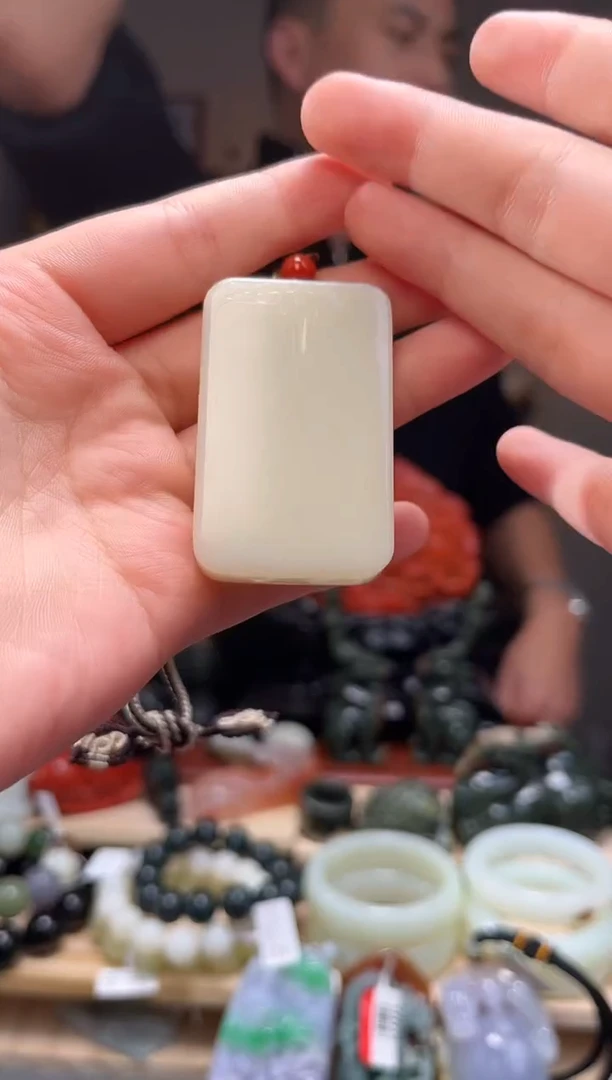 颈饰未镶嵌和田玉吊坠