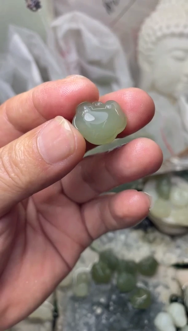 和田玉未镶嵌颈饰。