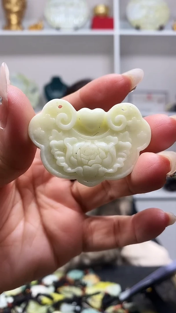 未镶嵌岫玉吊坠