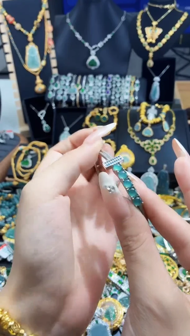 翡翠未镶嵌吊坠(不含链)天然翡翠a货 多样性发其一