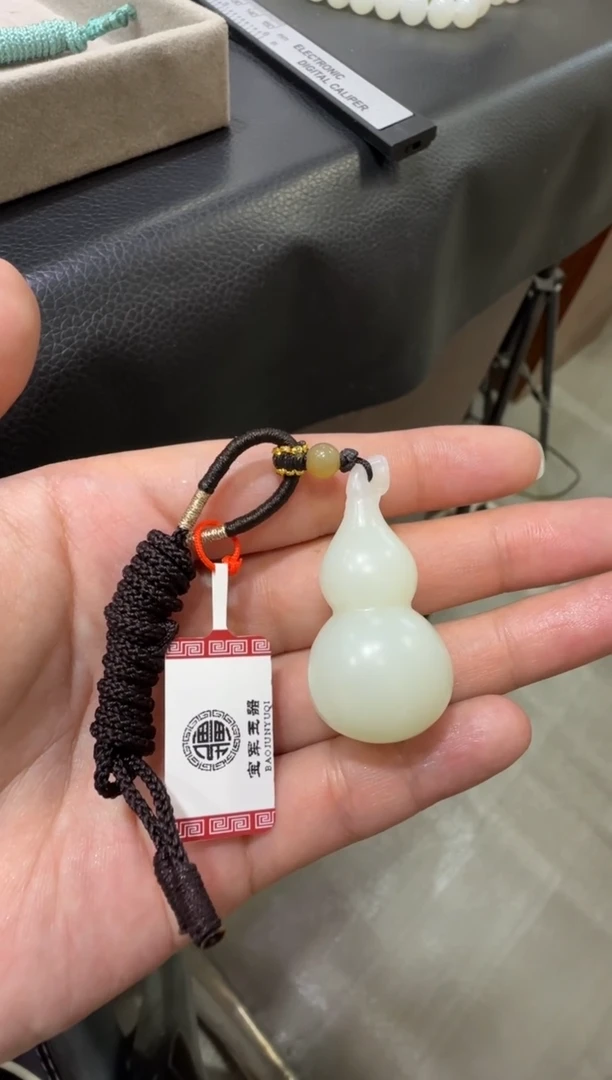 吊坠(赠链)未镶嵌和田玉A****r天泰白玉葫芦吊坠（产地直发）