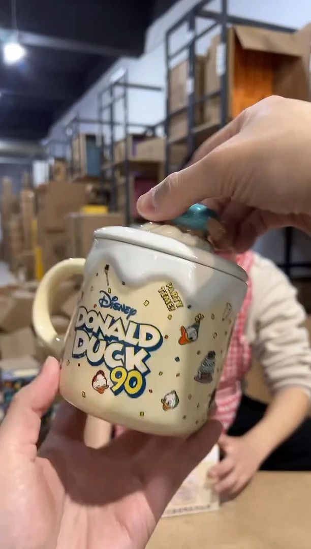 【闪购商品】杯原盒90周年唐老鸭带盖杯