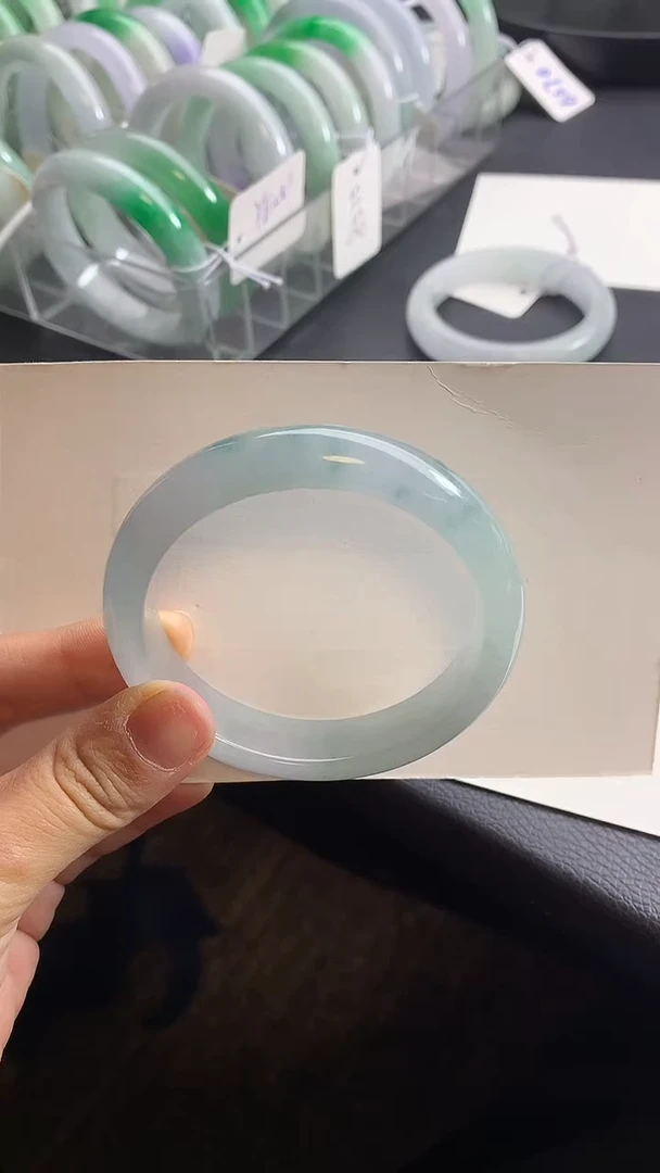 吊坠(不含链)未镶嵌翡翠闪购为准，一物一证书