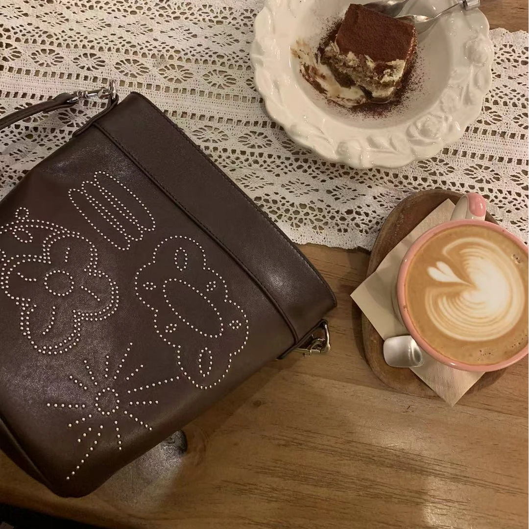 铆钉花花水桶包 2506