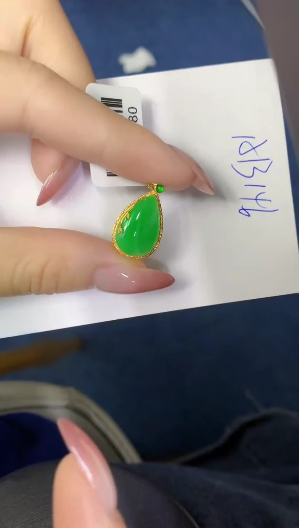 翡翠18K金镶嵌颈饰缅甸天然翡翠A货