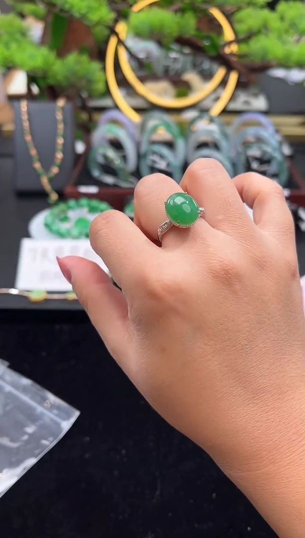 18K金镶嵌戒指翡翠戒指