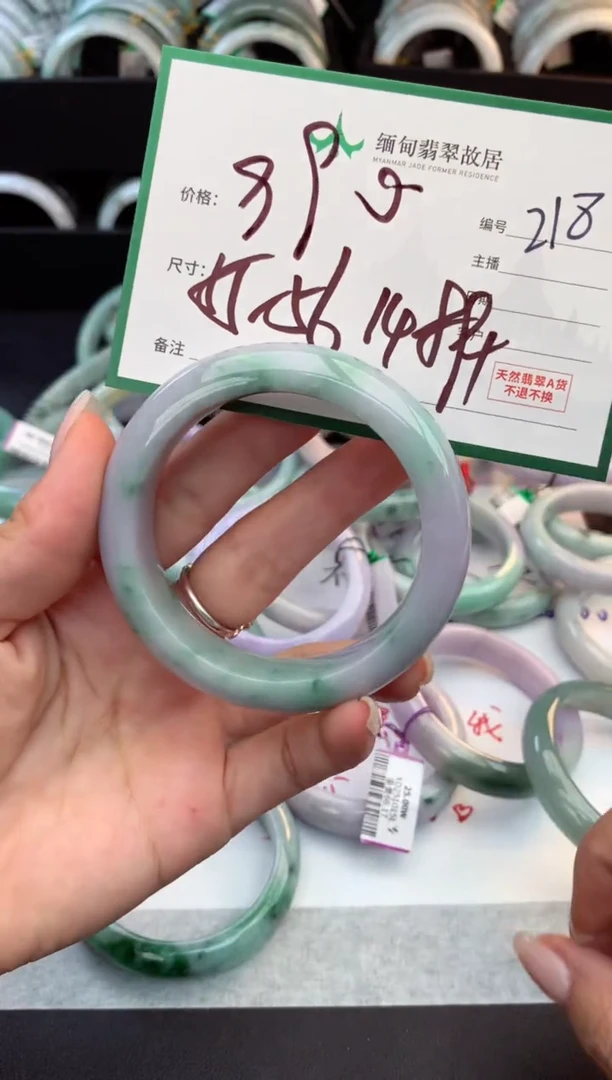 未镶嵌定制翡翠毛货需精细抛光+多人