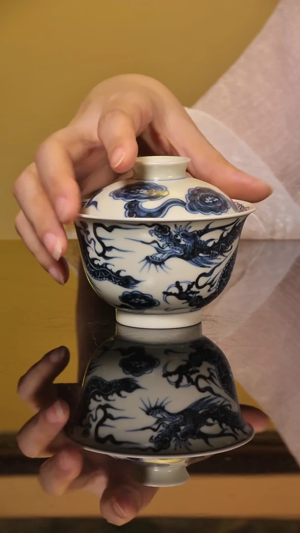 青花元龙手绘盖碗