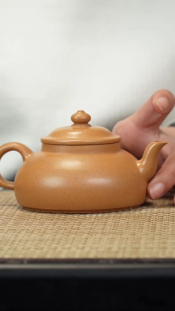 【闪购商品】紫砂茶壶葵黄段半月190c微瑕