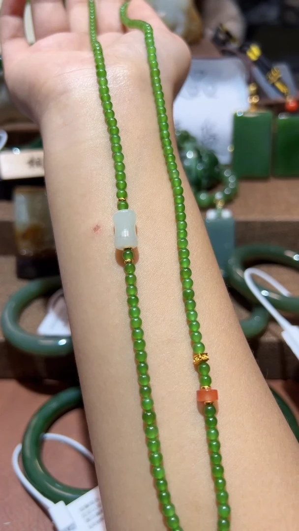 颈饰未镶嵌和田玉（碧玉）1