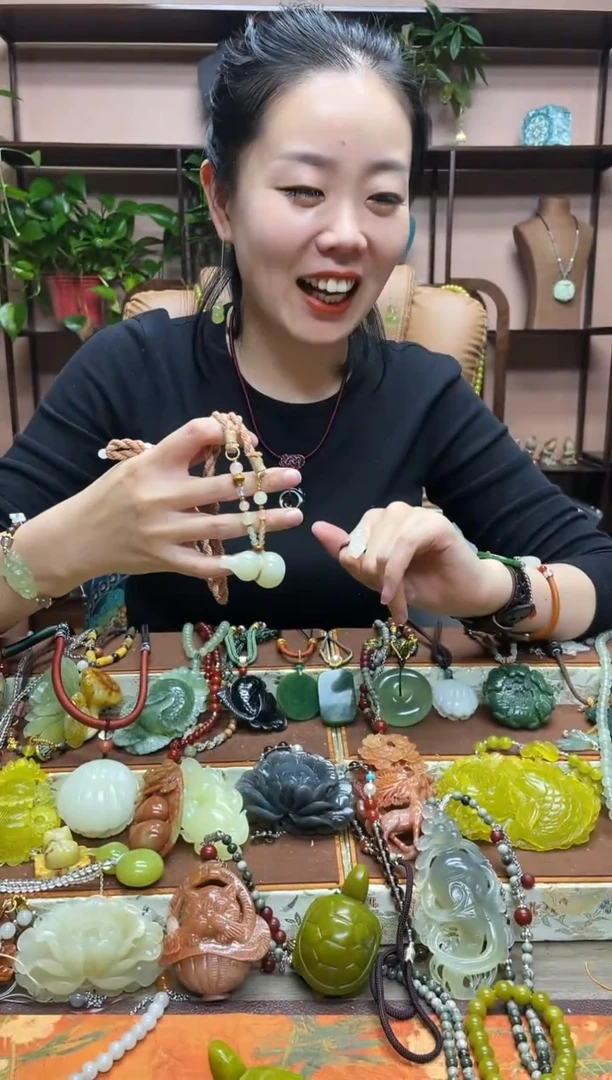 未镶嵌岫玉颈饰`