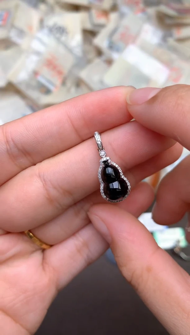 18K金镶嵌挂件翡翠—