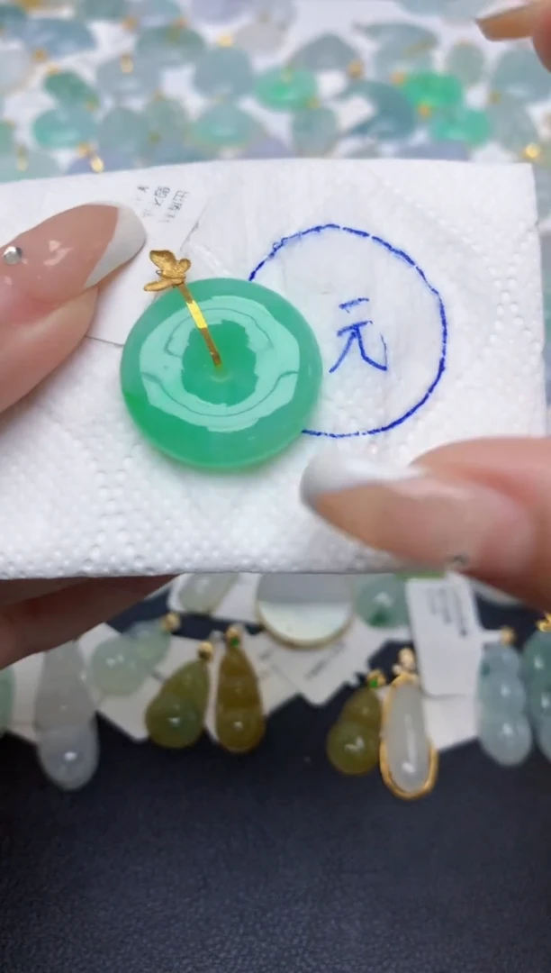 翡翠18K金镶嵌颈饰天然缅甸A货翡翠