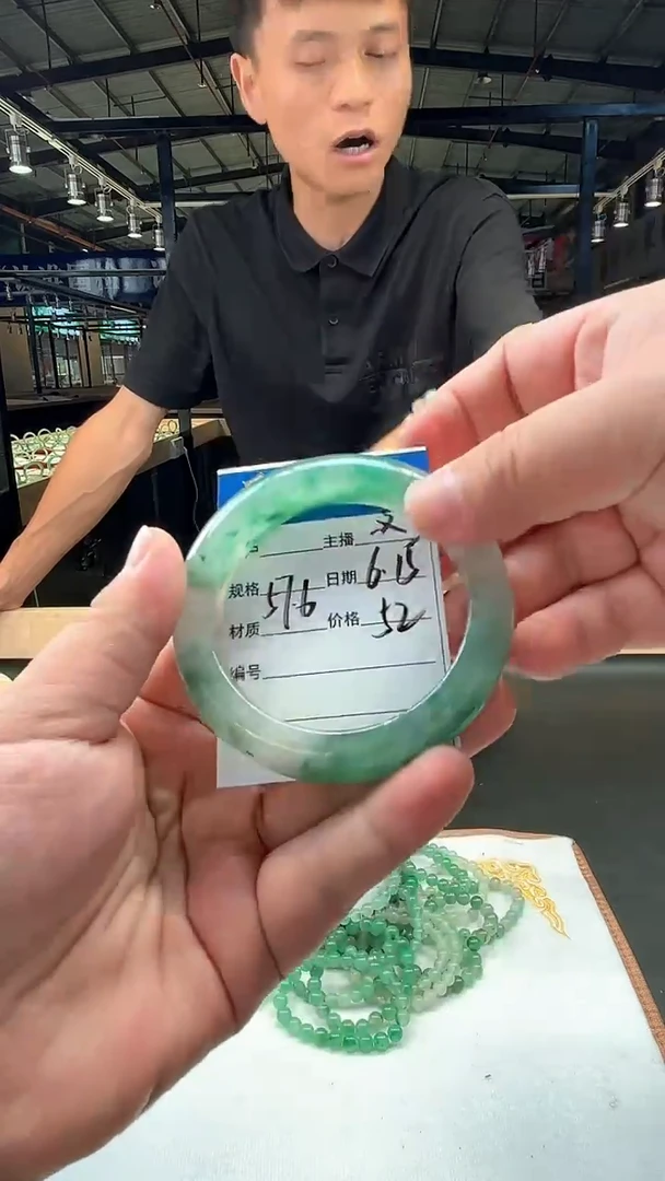 石英质玉（非洲翠）手镯未镶嵌非洲翠/精美非洲翠手镯