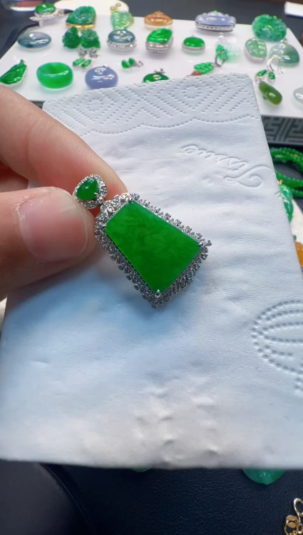 翡翠18K金镶嵌吊坠(不含链)12800