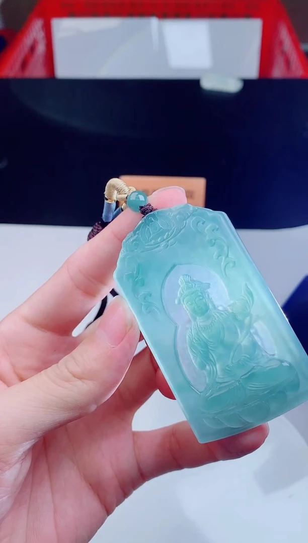 颈饰未镶嵌翡翠   `