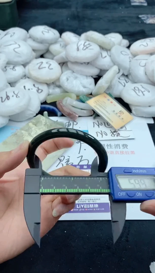 【闪购商品】石英质玉手镯未镶嵌36