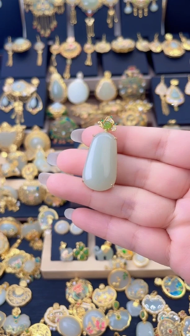 颈饰银S925镀金镶嵌和田玉蝴蝶无事牌吊坠