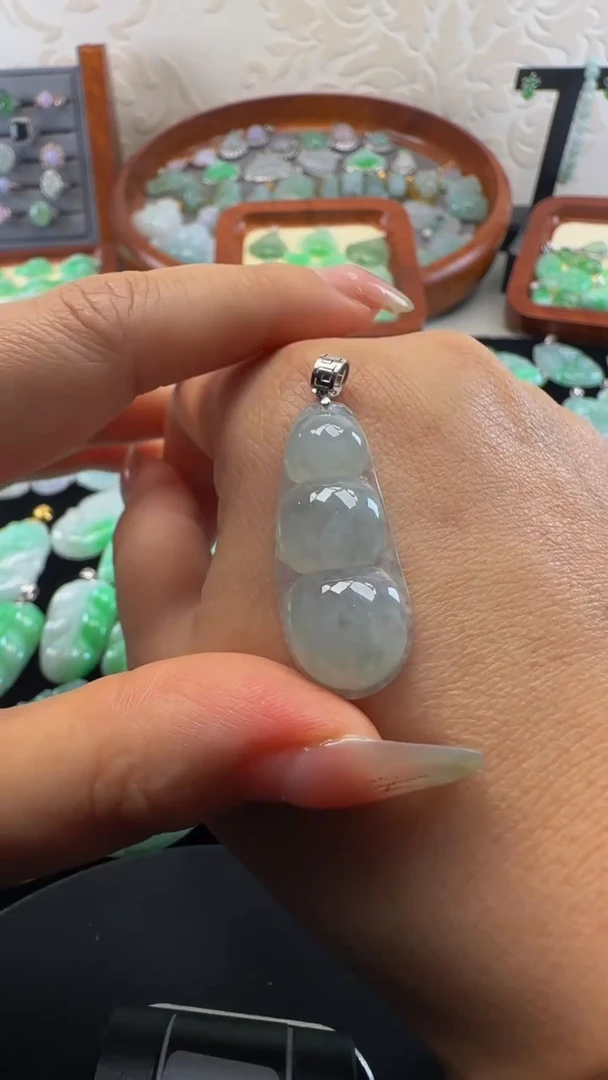 颈饰18K金镶嵌翡翠豆子