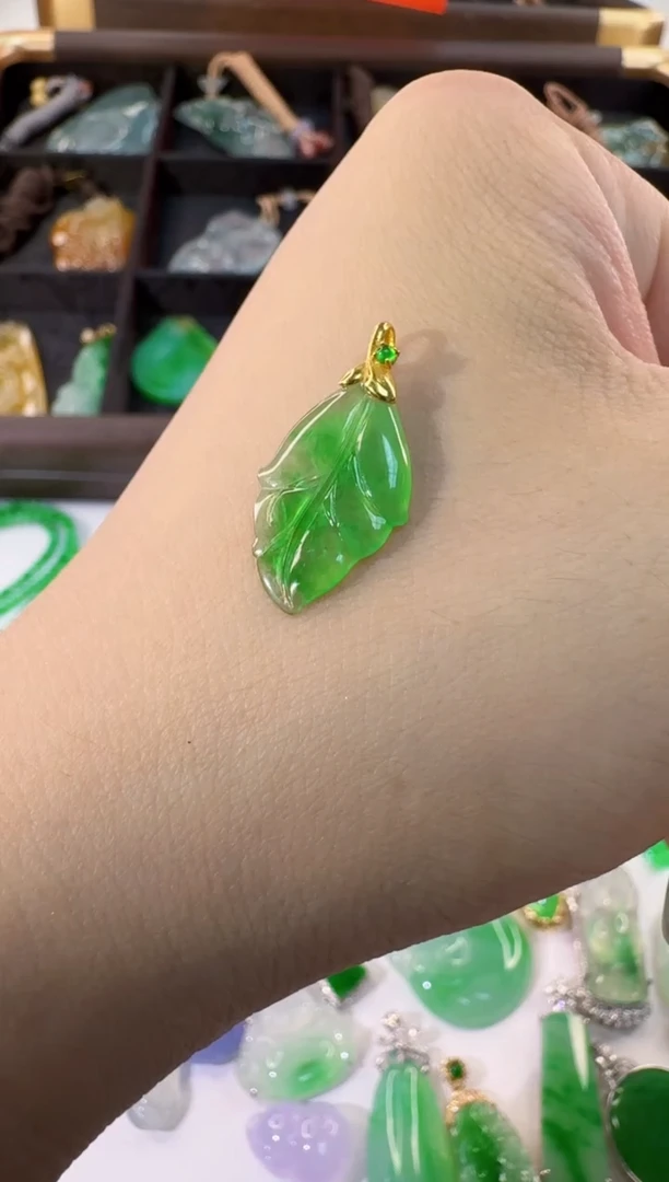 颈饰18K金镶嵌翡翠缅甸A货翡翠